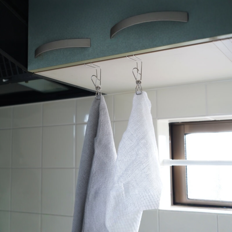 Kitchen Gadgets Organizer - ที่จัดเก็บถุงมือและฟองน้ำล้างจานสแตนเลส พร้อมตัวหนีบ ตะขอแขวนประตูตู้ โซลูชันจัดเก็บของใช้ในบ้าน